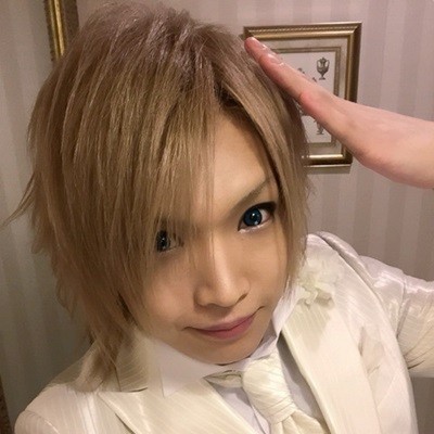 吉川晃司の白髪 銀髪 は本物でワックス使用 嫁は富山でナース 新時代レポ